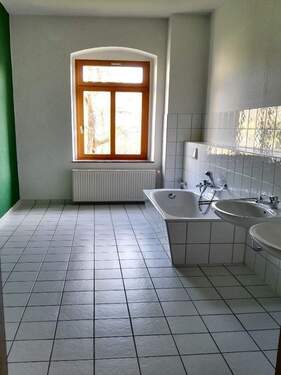 04 Bad.jpg - Etagenwohnung mit 150,00 m&sup2; in Riesa zur Miete