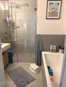 Bad mit Dusche und Wanne - 