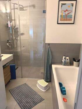 Bad mit Dusche und Wanne - 