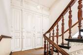 Treppenhaus Vorderhaus - Etagenwohnung mit 76,40 m&sup2; in Berlin zum Kaufen