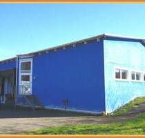 Großzügige Halle mit 4 Rampen und Werkstattgrube, Sozialräumen ab sofort in Zell a. H. zu vermieten! - Zell am Harmersbach