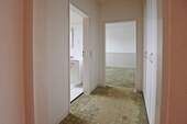 Flurbereich zu Bad und Schlafzimmer mit entferntem Teppichbelag - 