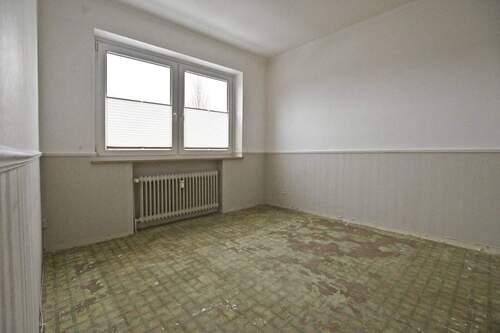 das renovierungsbedürftige Schlafzimmer - 