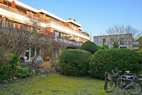 rückwärtige Anlage mit Ansicht Balkon - 2 Zimmer Etagenwohnung zum Kaufen in Hamburg - Lokstedt