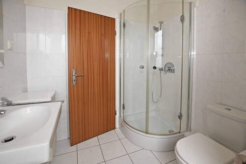 Bad, Blick zu Dusche & Tür - 2 Zimmer Etagenwohnung in Hamburg - Lokstedt