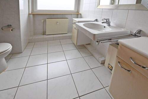 Bad, Blick Waschtisch & Fenster - Etagenwohnung mit 63,30 m&sup2; in Hamburg - Lokstedt zum Kaufen