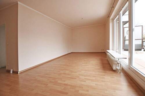 Blick ins Wohnzimmer und Dachterrasse rechts - 