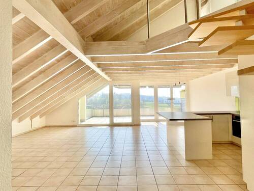 Lichtdurchflutet: das große Wohn-Esszimmer mit Küche - 