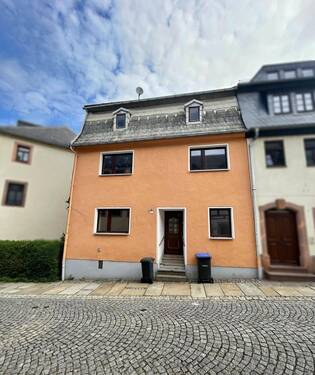 Außenansicht Straßenseite - 3 Zimmer Reihenendhaus zum Kaufen in Rochlitz