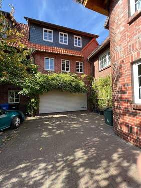 Innenhof Garagen - Mehrfamilienhaus, Wohnhaus in Gifhorn