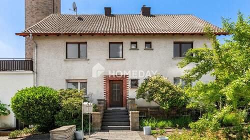 Außenansicht 1 - Charmantes MFH mit drei Wohneinheiten, 3 Garagen und Stellplätzen in attraktiver Lage von Neuhof