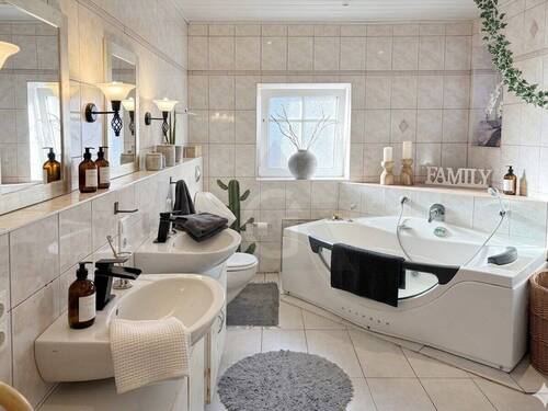 großes Bad mit Badewanne - 