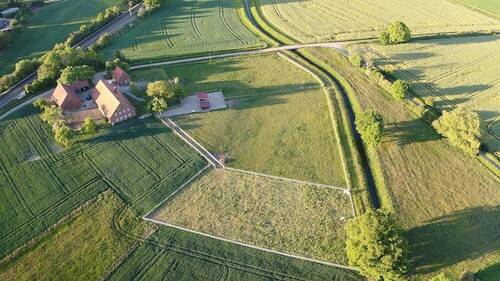 Ansicht Drohne - Kernsanierter Hof mit Charakter und beeindruckender Raumstruktur