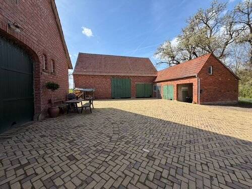 Gepflasterter Innenhof der Hofanlage - 