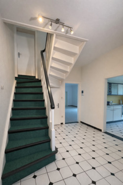 mit Treppe ins Obergeschoss - 