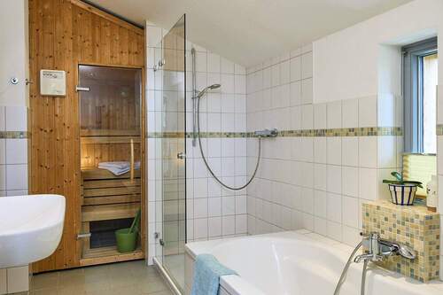 Masterbad mit Sauna, Dusche und Wanne - 