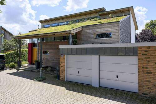 Doppelgarage mit elektr. Toren - 8 Zimmer Einfamilienhaus in Hoisdorf