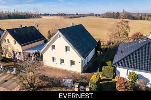 Gebäudeansicht - Komfort, Großzügigkeit und ein unverbaubarer Blick ins Grüne