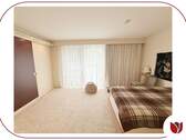 Elternschlafzimmer mit bodentiefen Fenstern und Einbauschrank - 