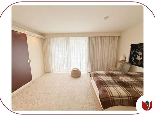 Elternschlafzimmer mit bodentiefen Fenstern und Einbauschrank - 