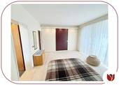 Elternschlafzimmer - seitlich mit Zugang zum eigene Bad en Suite - 