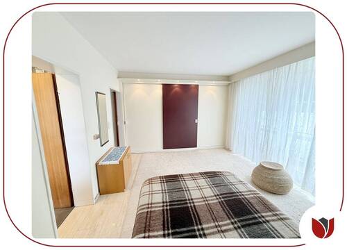 Elternschlafzimmer - seitlich mit Zugang zum eigene Bad en Suite - 