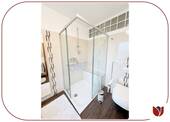 Duschbad en Suite mit Fenster und WC - 