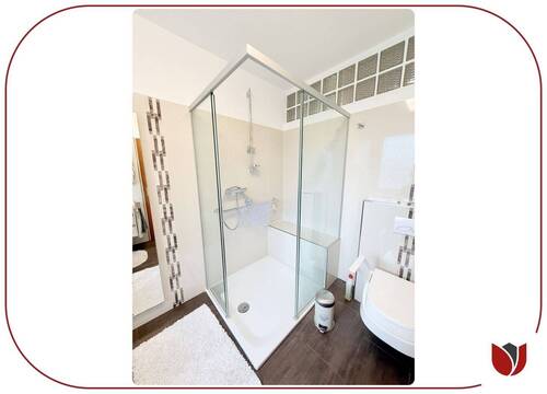Duschbad en Suite mit Fenster und WC - 