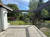 Zugang Kaminzimmer zur Terrasse und Blick in den Garten - 