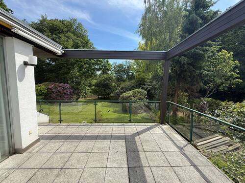 Zugang Kaminzimmer zur Terrasse und Blick in den Garten - 