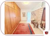 Flur mit Travertinboden und Einbauschank - 