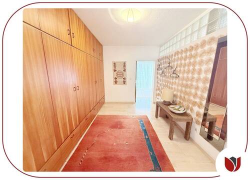 Flur mit Travertinboden und Einbauschank - 