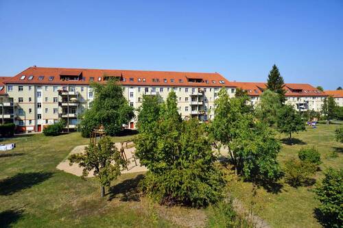 Blick in den Innenhof - Tolkewitz, ruhig & grün: Balkon + Wanne