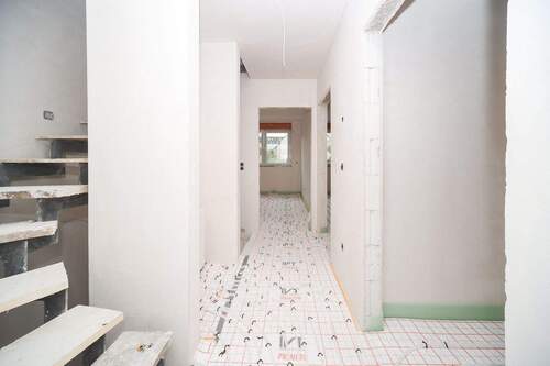 Flur/Treppenaufgang 1.OG zum DG - 