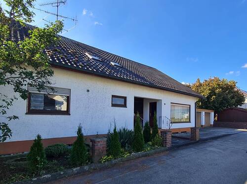 Haus nordöstliche Richtung - Geräumiges und solides Zweifamilienhaus in Unlingen