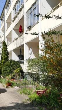 Sonnenseite - Provisionsfrei für Erwerber: freie Wohnung mit großem Süd-Balkon zum Garten hin, mod.-bedürftig