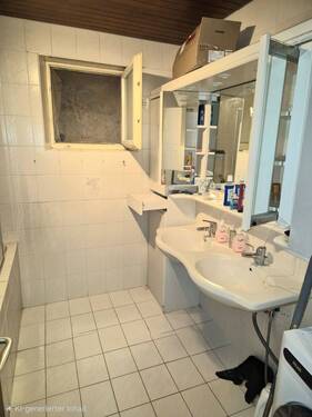 Bad mit Wanne - 