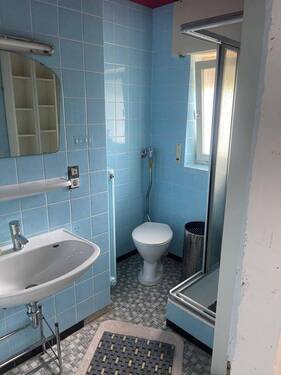 Bad mit Dusche und WC - 