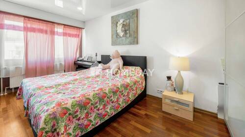 1. OG Schlafzimmer 1 - 