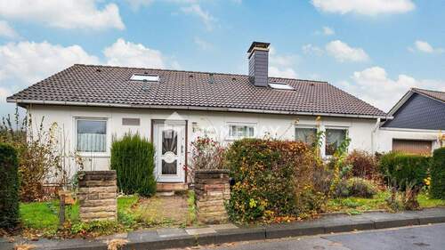 Außenansicht 1 - Ideal für Familien - Zweifamilienhaus mit großem Garten & Ausbaureserve im DG auf Erbpachtgrundstück