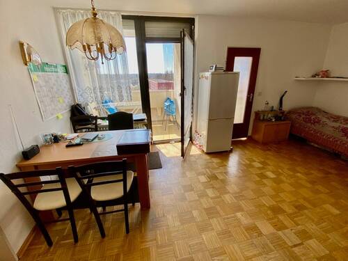 Wohnzimmer Richtung Loggia und Küche - 