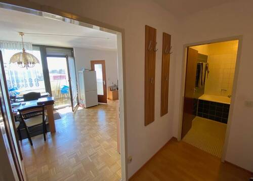 Blick Flur Bad und Wohnzimmer - 2 Zimmer Etagenwohnung in München