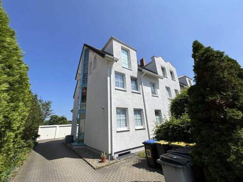 Ansicht mit Einfahrt - Maisonette mit 3 Zimmern in 01259 Dresden