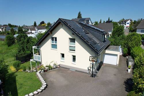 Seitenansicht Drohne - Einfamilienhaus mit 246,00 m&sup2; in Odenthal / Blecher zum Kaufen