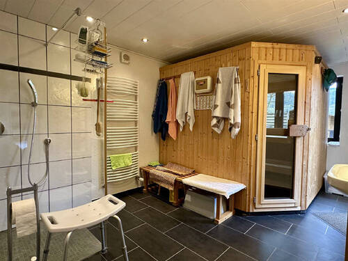 Wellnessraum mit Sauna - 