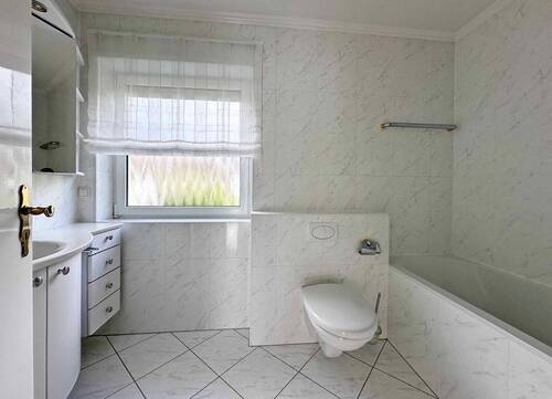 Badezimmer - Mehrfamilienhaus, Wohnhaus mit 139,60 m² in Bad Vilbel zum Kaufen