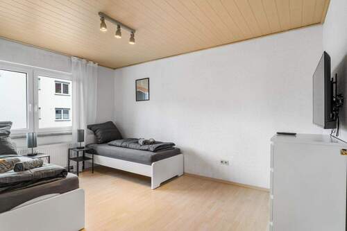 Schlafzimmer EG - Mehrfamilienhaus, Wohnhaus mit 150,00 m&sup2; in Groß-Gerau zum Kaufen