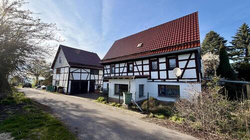 Außenansicht Wohnhaus und Scheune - 8 Zimmer Einfamilienhaus in Zettlitz