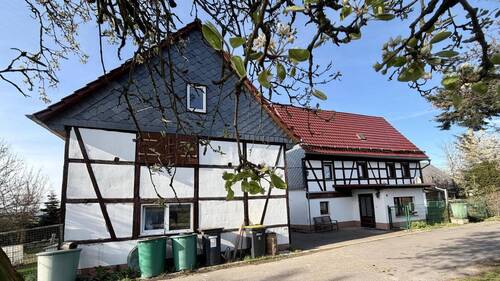 Außenansicht Wohnhaus und Scheune - 