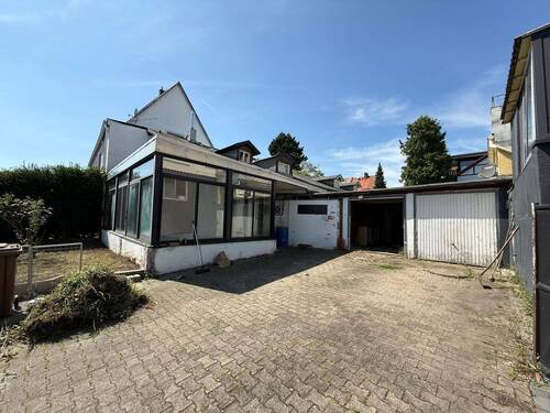 Nebengebäude + Garagen - 